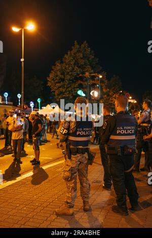 Kaiserslautern, Deutschland. 30. Juni 2023. Mitglieder der 569. USA Polizeigeschwader bereit, der Militärgemeinschaft Kaiserslautern zu dienen und sie zu schützen. Das Altstadtfest (Old Town Festival) kehrt nach vier Jahren Abwesenheit nach Kaiserslautern zurück. Das Festival beginnt am Freitag, den 30. Juni, und dauert über das Wochenende bis Sonntag noch zwei weitere Tage an. Jeder ist herzlich eingeladen, an verschiedenen Orten in der Altstadt teilzunehmen. Livemusik auf 8 Freiluftbühnen, Straßentheater oder mittelalterlichen Märkten bietet Unterhaltung für mehr als 200,000 erwartete Besucher. Kredit: Gustav Zygmund/Alamy Stockfoto