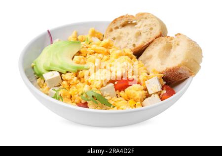 Schüssel mit köstlichem Rührei, Tofu, Avocado und Scheiben Baguette isoliert auf Weiß Stockfoto