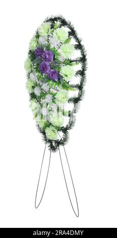 Bestattungskranz von Plastikblumen vor weißem Hintergrund Stockfoto