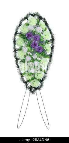 Bestattungskranz von Plastikblumen vor weißem Hintergrund Stockfoto