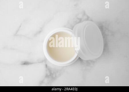 Glas Vaseline auf hellgrauem Marmortisch, Draufsicht Stockfoto