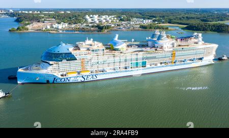 Das weltweit größte KREUZFAHRTSCHIFF, DAS IKONE DER MEERE ist und von der Werft Meyer Turku mit Schleppbooten zu Seetests ablegt. Seitenansicht von oben. Stockfoto