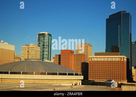 Das Kongresszentrum von Fort Worth Texas befindet sich vor der Skyline der Stadt und dem Geschäftsviertel Stockfoto