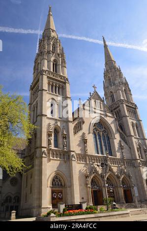 Die Heinz Memorial Chapel ist eine gotische, nicht konfessionsgebundene Kirche, die im gotischen Stil auf dem Campus der Universität von Pittsburgh entworfen wurde Stockfoto