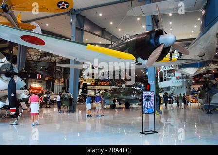 Im Naval Air Museum in Pensacola, Florida, werden japanische Flugzeuge der Mitsubishi Zero und deutsche Flugzeuge aus dem Zweiten Weltkrieg ausgestellt Stockfoto