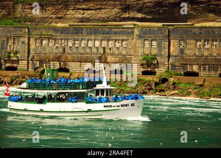 Die Maid of the Mist kehrt mit nassen Passagieren in Niagara Falls, Ontario, zum Dock zurück Stockfoto