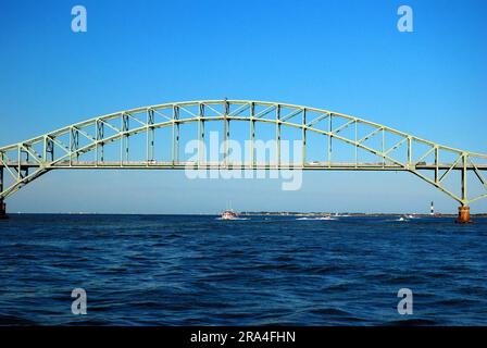 Die Fire Island Inlet Bridge, ein Stahlbogen über der Great South Bay in Long Island, führt den Robert Moses Causeway Stockfoto