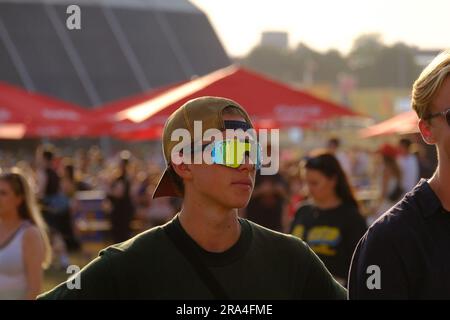 29. Juni 2023, Stockholm, Schweden: Fans versammeln sich beim diesjährigen Lollapalooza Stockholm Rock Festival im Stockholmer Gardet Park. Die 3-tägige Veranstaltung wird voraussichtlich Zehntausende von Fans anziehen. Die Hauptrolle des Festivals sind Lil NAS, Lizzo, Fatboy Slim, Travis Scott und Schwedens eigene Popprinzessin Zara Larsson. (Kreditbild: © Rob Schoenbaum/ZUMA Press Wire) NUR REDAKTIONELLE VERWENDUNG! Nicht für den kommerziellen GEBRAUCH! Stockfoto