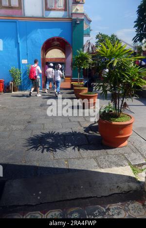 Leute, die auf der Straße in der historischen Gegend, Little India, Singapur spazieren gehen. Kein MR oder PR Stockfoto