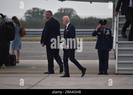 Queens, Usa. 29. Juni 2023. Präsident Joe Biden geht von der Air Force One zur Marine One für den Flug zur Wall Street Landing Zone in Manhattan. Der Präsident der Vereinigten Staaten Joe Biden kommt mit der Air Force One am John F. Kennedy International Airport an. (Foto: Kyle Mazza/SOPA Images/Sipa USA) Guthaben: SIPA USA/Alamy Live News Stockfoto