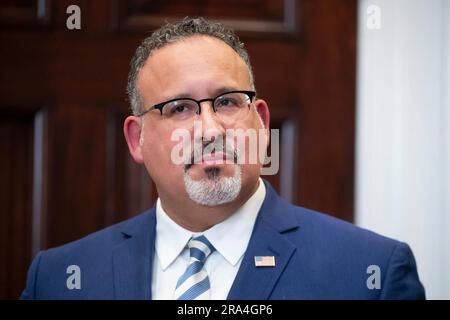 Washington, DC, USA. 30. Juni 2023. Der US-Bildungsminister Miguel Cardona hört US-Präsident Joe Biden (nicht abgebildet) zu, wie er auf die Entscheidung des Obersten Gerichtshofs der Vereinigten Staaten reagiert, den Plan zur Vergebung der Studiendarlehen von Biden administrations im Roosevelt-Raum des Weißen Hauses in Washington, DC, USA, zu blockieren. 30. Juni 2023 Die Entscheidung des Obersten Gerichtshofs hindert die Regierung Biden daran, einen Plan zur Erleichterung der Studentenschulden für Kreditnehmer, die weniger als 125.000 USD pro Jahr verdienen, umzusetzen. Kredit: Michael Reynolds/Pool über CNP/dpa/Alamy Live News Stockfoto