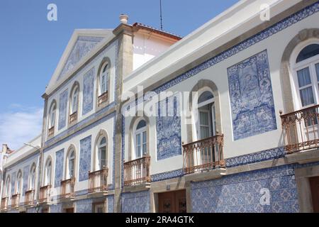 Die mit Fliesen bedeckte Casa de Santa Zita auf der Praca de Marques de Pombal im Zentrum von Aveiro, Portugal Stockfoto