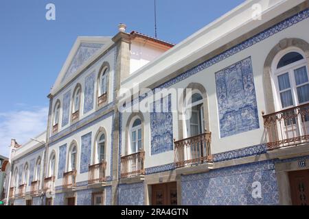 Die mit Fliesen bedeckte Casa de Santa Zita auf der Praca de Marques de Pombal im Zentrum von Aveiro, Portugal Stockfoto