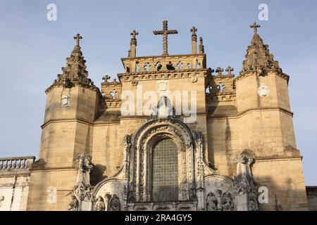 Blick auf das Kloster Santa Cruz im Stadtzentrum von Coimbra, Portugal Stockfoto