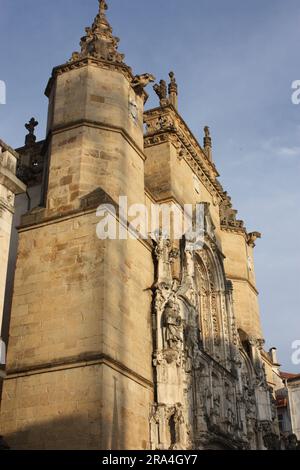 Blick auf das Kloster Santa Cruz im Stadtzentrum von Coimbra, Portugal Stockfoto