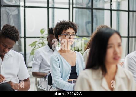 Verschiedene Personen, die an einer Schulung für Gruppenunternehmen teilnehmen Stockfoto