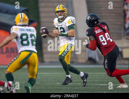 (Ottawa, Kanada - -30. Juni 2023) JarretDoege (12) der Edmonton Elks spielt in der regulären Saison in der kanadischen Football League (CFL) zwischen den Edmonton Elks in den Ottawa Redblacks. Foto Copyright 2023 Sean Burges / Mundo Sport Images. Kredit: Sean Burges/Alamy Live News Stockfoto