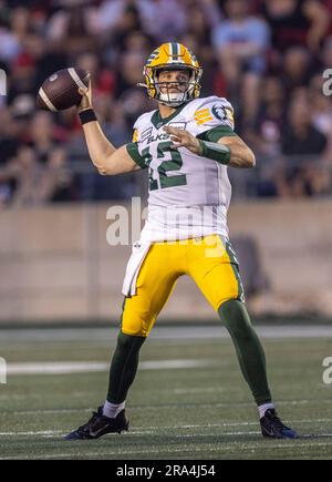 (Ottawa, Kanada - -30. Juni 2023) JarretDoege (12) der Edmonton Elks spielt in der regulären Saison in der kanadischen Football League (CFL) zwischen den Edmonton Elks in den Ottawa Redblacks. Foto Copyright 2023 Sean Burges / Mundo Sport Images. Kredit: Sean Burges/Alamy Live News Stockfoto