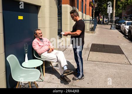 Seattle, USA. 21. Juni 2023. Menschen an einem sonnigen Tag am Pioneer Square. Stockfoto