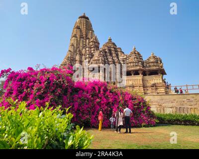 KHAJURAHO, MADHYA PRADESH, INDIEN - 31. MAI 2023: Kandariya Mahadeva Tempel, gewidmet Shiva, Khajuraho, Madhya Pradesh, Indien. Stockfoto