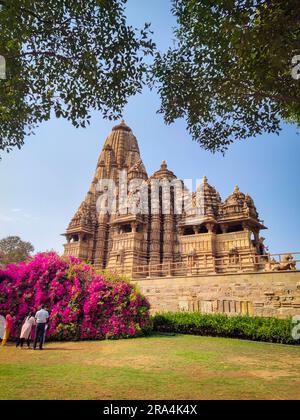 KHAJURAHO, MADHYA PRADESH, INDIEN - 31. MAI 2023: Kandariya Mahadeva Tempel, gewidmet Shiva, Khajuraho, Madhya Pradesh, Indien. Stockfoto