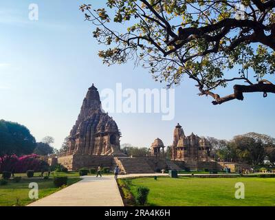 KHAJURAHO, MADHYA PRADESH, INDIEN - 31. MAI 2023: Kandariya Mahadeva Tempel, gewidmet Shiva, Khajuraho, Madhya Pradesh, Indien. Stockfoto