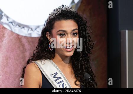 New York, Usa. 30. Juni 2023. Miss Teen USA 2022 Faron Medhi nimmt an der feierlichen Beleuchtung des Empire State Building in New York Teil, um den 4. Juli zu feiern (Foto von Lev Radin/Pacific Press). Kredit: Pacific Press Production Corp./Alamy Live News Stockfoto