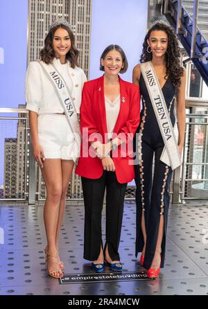 30. Juni 2023, New York, New York, USA: Miss USA 2022 Morgan Romano, Amy Emmerich und Miss Teen USA 2022 Faron Medhi nehmen an der feierlichen Beleuchtung des Empire State Building in New York Teil, um den 4. Juli zu feiern (Bild: © Lev Radin/Pacific Press via ZUMA Press Wire) NUR REDAKTIONELLE VERWENDUNG! Nicht für den kommerziellen GEBRAUCH! Stockfoto