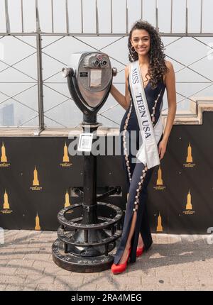 30. Juni 2023, New York, New York, USA: Miss Teen USA 2022 Faron Medhi nimmt an der feierlichen Beleuchtung des Empire State Building in New York Teil, um den 4. Juli zu feiern (Kreditbild: © Lev Radin/Pacific Press via ZUMA Press Wire) REDAKTIONELLE VERWENDUNG! Nicht für den kommerziellen GEBRAUCH! Stockfoto