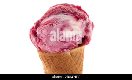 Eistüte mit Kugel aus roten Früchten isoliert auf weißem Hintergrund. Stockfoto