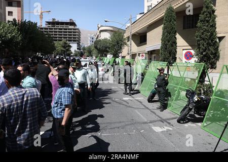 Teheran, Teheran, Iran. 30. Juni 2023. Ein Protest gegen die Verbrennung eines Korans in Schweden, vor der schwedischen Botschaft in Teheran, Iran, Freitag, 30. Juni 2023. Am Mittwoch verbrannte ein Mann, der sich in den schwedischen Medien als Flüchtling aus dem Irak ausgab, einen Koran vor einer Moschee im Zentrum Stockholms. (Kreditbild: © Sobhan Farajvan/Pacific Press via ZUMA Press Wire) NUR REDAKTIONELLE VERWENDUNG! Nicht für den kommerziellen GEBRAUCH! Stockfoto