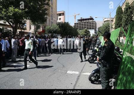 Teheran, Teheran, Iran. 30. Juni 2023. Ein Protest gegen die Verbrennung eines Korans in Schweden, vor der schwedischen Botschaft in Teheran, Iran, Freitag, 30. Juni 2023. Am Mittwoch verbrannte ein Mann, der sich in den schwedischen Medien als Flüchtling aus dem Irak ausgab, einen Koran vor einer Moschee im Zentrum Stockholms. (Kreditbild: © Sobhan Farajvan/Pacific Press via ZUMA Press Wire) NUR REDAKTIONELLE VERWENDUNG! Nicht für den kommerziellen GEBRAUCH! Stockfoto