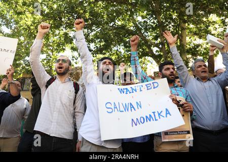 Teheran, Teheran, Iran. 30. Juni 2023. Iranische Demonstranten singen Slogans während eines Protests gegen das Abbrennen eines Korans in Schweden vor der schwedischen Botschaft in Teheran, Iran, Freitag, den 30. Juni 2023. Am Mittwoch verbrannte ein Mann, der sich in den schwedischen Medien als Flüchtling aus dem Irak ausgab, einen Koran vor einer Moschee im Zentrum Stockholms. (Kreditbild: © Sobhan Farajvan/Pacific Press via ZUMA Press Wire) NUR REDAKTIONELLE VERWENDUNG! Nicht für den kommerziellen GEBRAUCH! Stockfoto