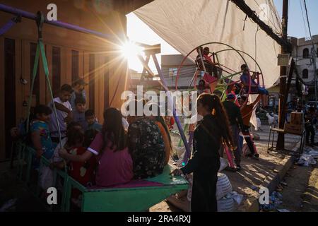 Mosul, Irak. 29. Juni 2023. Irakische Kinder spielen in einem mobilen Vergnügungspark, während sie Eid al-Adha in der Altstadt von Mosul im Norden Iraks feiern. Kredit: SOPA Images Limited/Alamy Live News Stockfoto