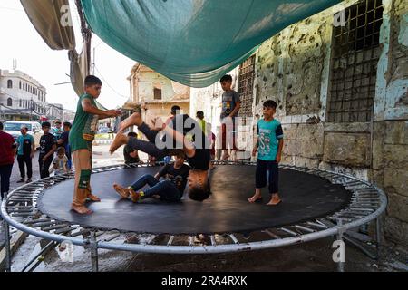 Mosul, Irak. 29. Juni 2023. Irakische Kinder spielen in einem mobilen Vergnügungspark, während sie Eid al-Adha in der Altstadt von Mosul im Norden Iraks feiern. Kredit: SOPA Images Limited/Alamy Live News Stockfoto