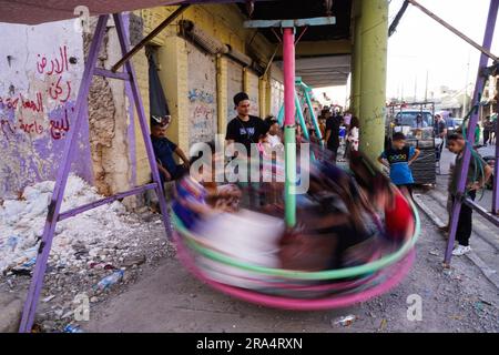 Mosul, Irak. 29. Juni 2023. Irakische Kinder spielen in einem mobilen Vergnügungspark, während sie Eid al-Adha in der Altstadt von Mosul im Norden Iraks feiern. Kredit: SOPA Images Limited/Alamy Live News Stockfoto