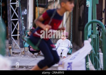 Mosul, Irak. 29. Juni 2023. Irakische Kinder spielen in einem mobilen Vergnügungspark, während sie Eid al-Adha in der Altstadt von Mosul im Norden Iraks feiern. Kredit: SOPA Images Limited/Alamy Live News Stockfoto