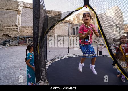 Mosul, Irak. 29. Juni 2023. Irakische Kinder spielen in einem mobilen Vergnügungspark, während sie Eid al-Adha in der Altstadt von Mosul im Norden Iraks feiern. Kredit: SOPA Images Limited/Alamy Live News Stockfoto