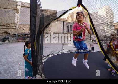 Mosul, Irak. 29. Juni 2023. Irakische Kinder spielen in einem mobilen Vergnügungspark, während sie Eid al-Adha in der Altstadt von Mosul im Norden Iraks feiern. (Foto: Ismael Adnan/SOPA Images/Sipa USA) Guthaben: SIPA USA/Alamy Live News Stockfoto