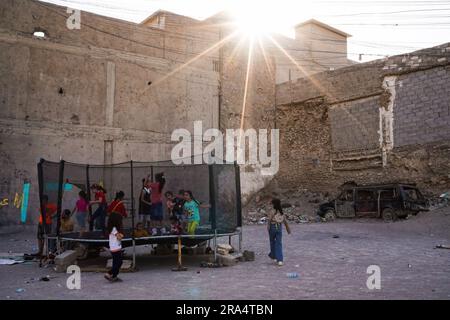 Mosul, Irak. 29. Juni 2023. Irakische Kinder spielen in einem mobilen Vergnügungspark, während sie Eid al-Adha in der Altstadt von Mosul im Norden Iraks feiern. (Foto: Ismael Adnan/SOPA Images/Sipa USA) Guthaben: SIPA USA/Alamy Live News Stockfoto