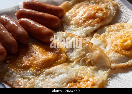 Würstchen und sonnige Eier. Stockfoto