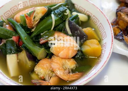 Dinengdeng, Laswa, Law-uy mit Garnelen - eine gesunde philippinische Gemüsesuppe Stockfoto