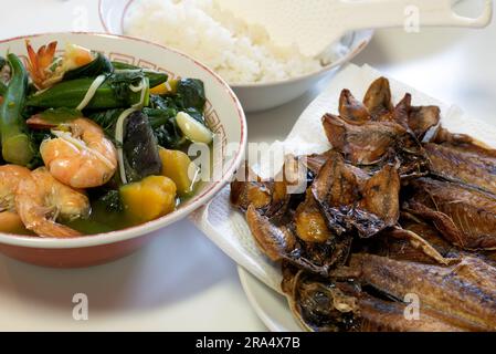 Dinengdeng, Laswa, Law-uy mit Shrimps ist gepaart mit Danggit Trockenfisch Stockfoto