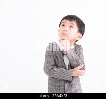 Lass mich nachdenken, Kinderdenken, Zweifel, Entscheidungen treffen Stockfoto