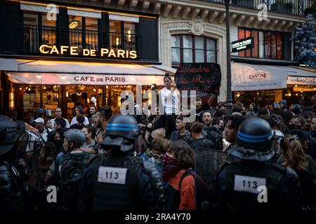 Paris, Frankreich. 30. Juni 2023. Ein Protestteilnehmer hält ein Plakat mit der Aufschrift "dismiss the Police is urgent" während einer Demonstration in Paris am 30. Juni 2023, wegen der Erschießung eines Teenagers durch die französische Polizei in einem Pariser Vorort am 27. Juni. Der französische Innenminister sagt, dass es in einer vierten Nacht der Unruhen einen "Absturz" gegeben hat, mit 471 Verhaftungen im Vergleich zu 917 in der vorherigen Nacht. In mehreren französischen Städten wurde jedoch von weiteren Gewalttaten berichtet.die Unruhen begannen am Dienstag, nachdem die Polizei einen 17-jährigen Jungen algerischer Abstammung erschossen hatte, der als Nahel M. benannt wurde. Der Officer, der Nahel erschoss, hat apol Stockfoto