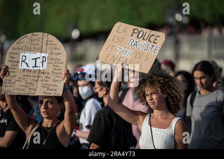 Paris, Frankreich. 30. Juni 2023. Eine Frau trägt ein Plakat mit der Aufschrift "Police are rassisist and kill children" während eines Protests in Paris, Frankreich, Freitag, den 30. Juni 2023. Der französische Innenminister sagt, dass es in einer vierten Nacht der Unruhen einen "Absturz" gegeben hat, mit 471 Verhaftungen im Vergleich zu 917 in der vorherigen Nacht. In mehreren französischen Städten wurde jedoch von weiteren Gewalttaten berichtet.die Unruhen begannen am Dienstag nach dem Polizeischuss auf einen 17-jährigen Jungen algerischer Abstammung namens Nahel M. der Beamte, der Nahel erschossen hat, entschuldigte sich bei der Familie, aber der Tod des Teenagers hat die Klagen wieder aufleben lassen Stockfoto