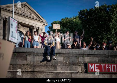 Paris, Frankreich. 30. Juni 2023. Eine Frau trägt ein Plakat mit der Aufschrift "Police are rassisist and kill children" während eines Protests in Paris, Frankreich, Freitag, den 30. Juni 2023. Der französische Innenminister sagt, dass es in einer vierten Nacht der Unruhen einen "Absturz" gegeben hat, mit 471 Verhaftungen im Vergleich zu 917 in der vorherigen Nacht. In mehreren französischen Städten wurde jedoch von weiteren Gewalttaten berichtet.die Unruhen begannen am Dienstag nach dem Polizeischuss auf einen 17-jährigen Jungen algerischer Abstammung namens Nahel M. der Beamte, der Nahel erschossen hat, entschuldigte sich bei der Familie, aber der Tod des Teenagers hat die Klagen wieder aufleben lassen Stockfoto