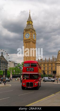 Atemberaubendes Londoner Stadtbild, das im Preis inbegriffen ist: Big Ben, Heimat des oft Government's parliament. Thi iconiq ols roter Bus fährt im Vordergrund ab Stockfoto