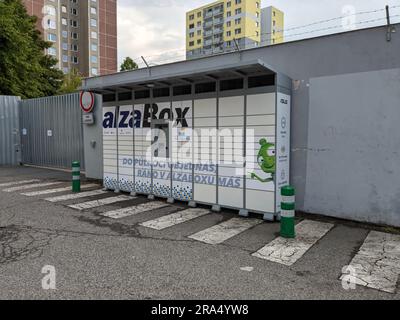 Alza Box-AlzaBox-Paketlogistik für Kunden, die außerhalb eines Einkaufszentrums stehen, Lieferkarton des E-Shops des Einzelhandelsunternehmens Alza, Lieferunternehmen Stockfoto