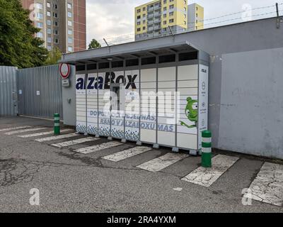 Alza Box-AlzaBox-Paketlogistik für Kunden, die außerhalb eines Einkaufszentrums stehen, Lieferkarton des E-Shops des Einzelhandelsunternehmens Alza, Lieferunternehmen Stockfoto